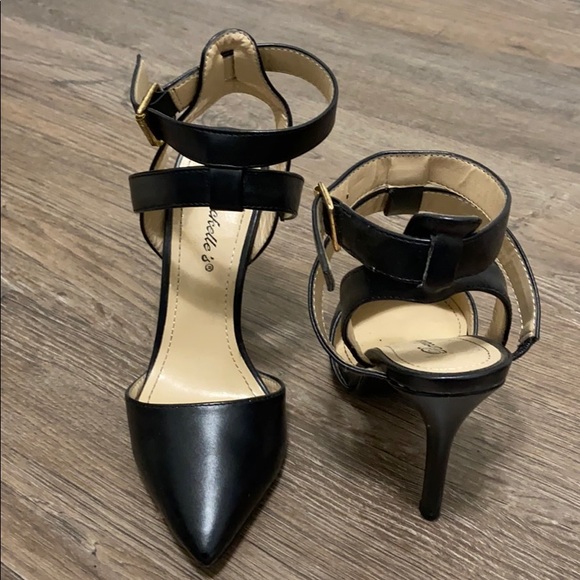Pointed Toe Heels - Picture 2 of 4